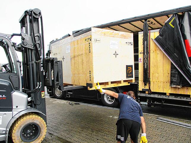 Bei Metall+Plastic in Stahringen wurde die Isolatorentechnologie verladen. Im Anschluss wurde sie am Flughafen Lüttich mit der Lieferung ...
