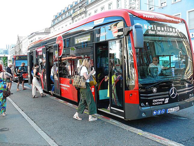 Abfahrt und Zustieg am Bahnhof: Der E-Bus fährt von hier aus wieder zurück über Petershausen und die Markgrafenstraße Richtung Wollmatingen.