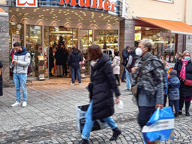 Auf das Weihnachtsgeschäft kommt es nun an: Händler auch in Südbaden hoffen, dass die Kunden in die Städte kommen und ihr Geld nicht im ...