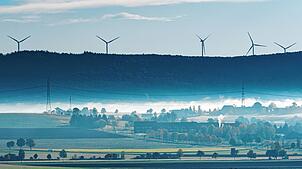 Diese Windräder gibt es bereits. Jetzt werden kreisweit Planungsgrundlagen für neue geschaffen. Blick über die Baar von Donaueschingen ...