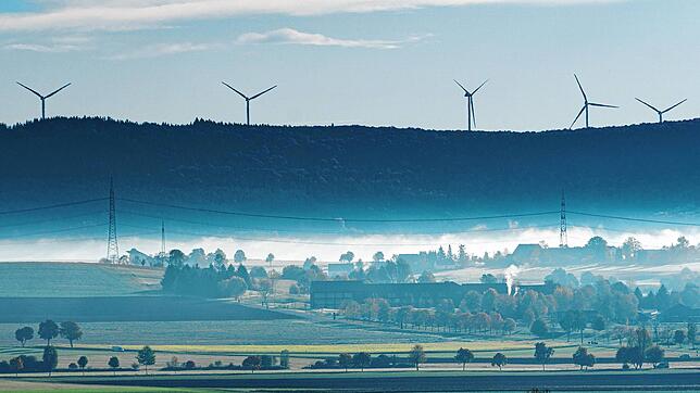 Diese Windräder gibt es bereits. Jetzt werden kreisweit Planungsgrundlagen für neue geschaffen. Blick über die Baar von Donaueschingen ...
