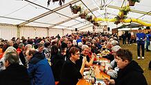 Volles Festzelt beim Erntedankfest in Hecheln. Hier lassen es sich die zahlreichen Besucher das gute Essen schmecken, der Musikverein ...