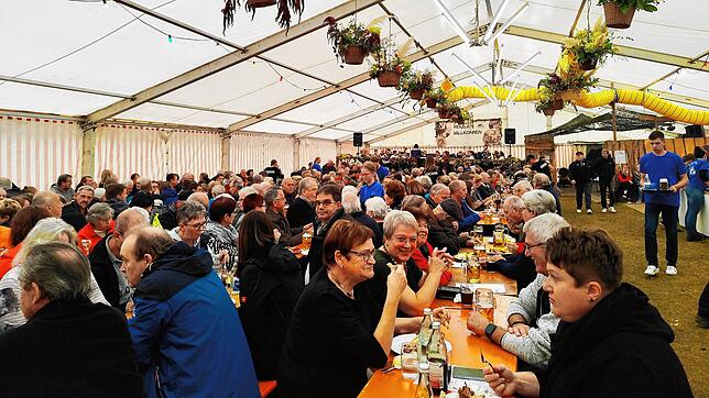 Volles Festzelt beim Erntedankfest in Hecheln. Hier lassen es sich die zahlreichen Besucher das gute Essen schmecken, der Musikverein ...