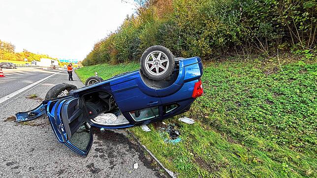 Auf der A1 bei Birmenstorf kam ein 81-Jähriger mit seinem Wagen nach rechts von der Straße ab. Das Auto überschlug sich und kam auf dem ...