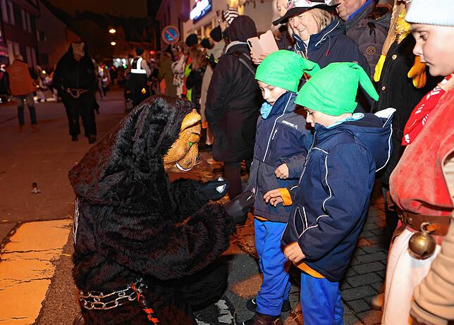 Bild 12: Nachtumzug vor großem Volk