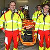 Viele der Helfer vor Ort sind auch Mitglied der Feuerwehr, aus der die Gruppe entstanden ist. Im Bild: Andreas Bezikofer, Harald ...