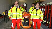 Viele der Helfer vor Ort sind auch Mitglied der Feuerwehr, aus der die Gruppe entstanden ist. Im Bild: Andreas Bezikofer, Harald ...