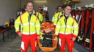 Viele der Helfer vor Ort sind auch Mitglied der Feuerwehr, aus der die Gruppe entstanden ist. Im Bild: Andreas Bezikofer, Harald ...