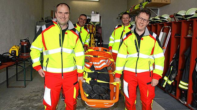 Viele der Helfer vor Ort sind auch Mitglied der Feuerwehr, aus der die Gruppe entstanden ist. Im Bild: Andreas Bezikofer, Harald ...