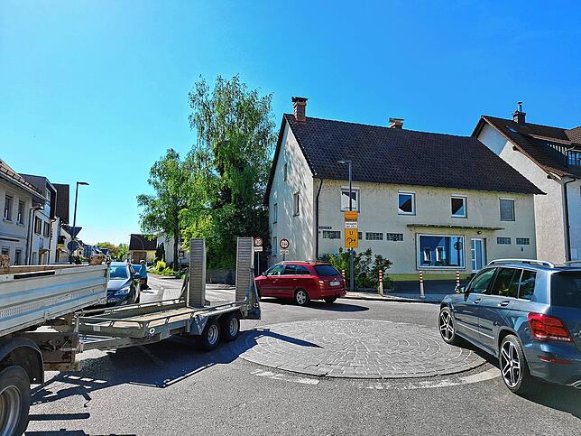 Der Kreisverkehr in Kluftern am Montag gegen 9 Uhr. Gefühlt natürlich mehr Verkehr als sonst. Doch das befürchtete Chaos blieb am ersten ...