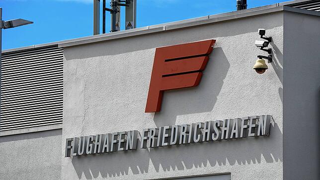 Das Logo des Flughafens Friedrichshafen. Der Bodensee-Airport hat ab sofort einen neuen Geschäftsführer (Archvbild).