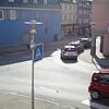 Blick von der Stadthalle aus auf den Kreuzungsbereich Bussenstraße/Am Stadtgraben. Dort wird ein kleiner Kreisverkehr mit beleuchteten ...