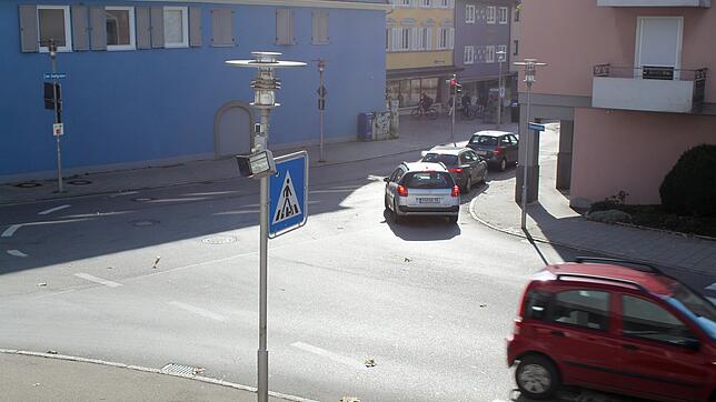 Blick von der Stadthalle aus auf den Kreuzungsbereich Bussenstraße/Am Stadtgraben. Dort wird ein kleiner Kreisverkehr mit beleuchteten ...