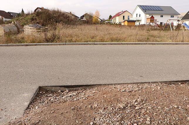 Akurat sieht anders aus: Auf der Max-Gilly-Straße wurde eine kleine Baustelle mit Kies und großen Unebenheiten verfüllt.