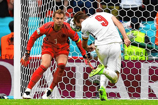 Englands Harry Kane (rechts) erzielt gegen Deutschlands Torwart Manuel Neuer das Tor zum 2:0.