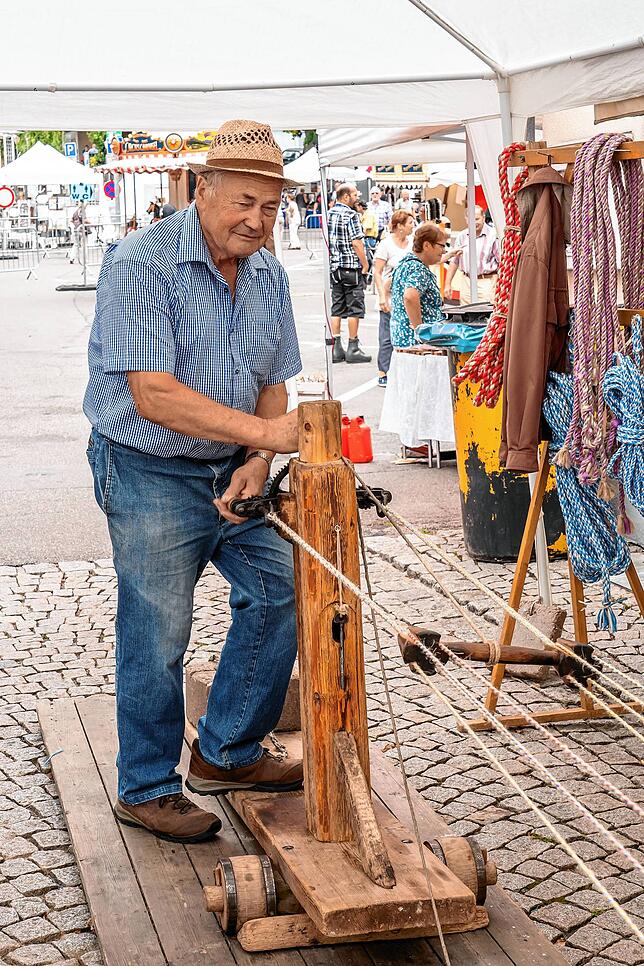 Seiler Adelbert Mayer aus Bettmaringen zeigt auf dem Markt sein Handwerk.