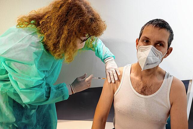 Birgit Schröder verabreicht Bodo Vogler aus Radolfzell die Auffrischung der Impfung gegen das Dorona-Virus.