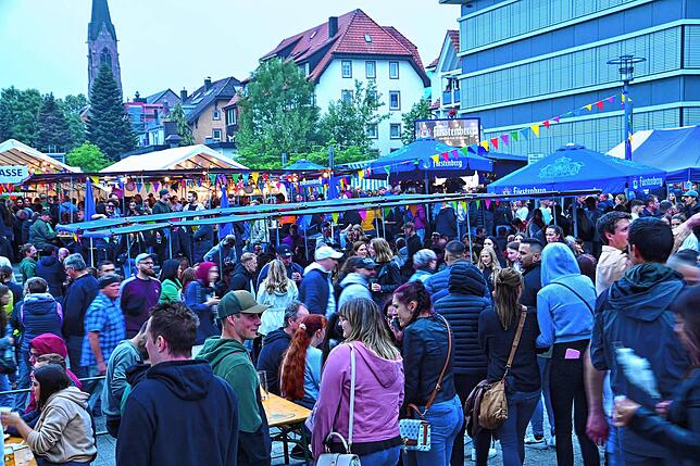 Das Stadtfestareal war ab dem späten Nachmittag gut gefüllt. Selbst von kurzen Regenintervallen ließen sich die Besucher nicht abschrecken.