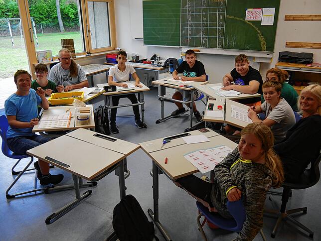 In den Klassenzimmern im Altbau wird es in der Haldenwang-Schule eng (von links): Bill, Julian, Lehrer Rainer Günter, Mohamed, Delil, ...