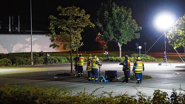 Kriminalpolizei sichert Spuren auf dem Parkplatz des Aldi. Dort hatte es eine Auseinandersetzung zwischen zwei Gruppen von Männern ...