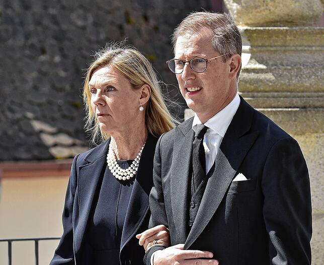 Verwandte, Freunde und Wegbegleiter kommen am Freitagmittag in die Stadtkirche, hier Bernhard und Stefanie von Baden.