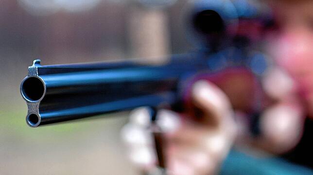 Ein Mann zielt mit einem Jagdgewehr: Wilderer sind zunehmend entlang der Autobahn A81 zwischen Konstanz und Rottweil unterwegs (Symbolbild).