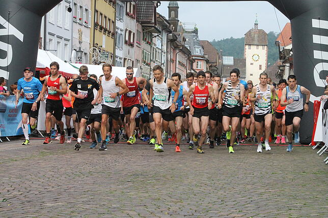 Daniel Groß (Mitte) ganz vorne beim City-Run des VfB Waldshut. Im kommenden Jahr steht mit dem Ironman Hawaii sein größter Wettkampf an.