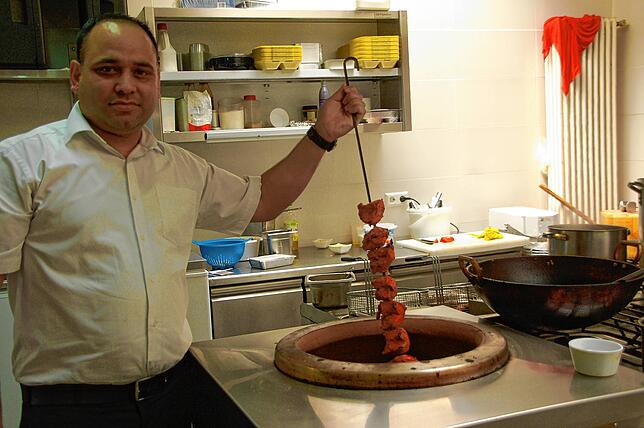 Harpreet Singh am traditionellen Tandoori.