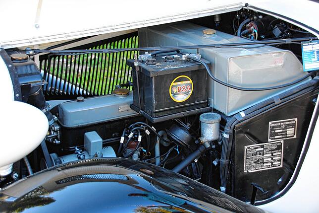 Blick in den Motorraum des BMW 315.