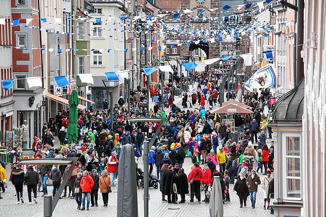 Die Menschen suchen nach Corona unbeschwerte Stunden: Villingen am Fasnet-Dunnschtig.