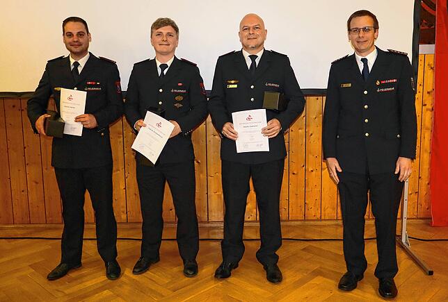 Sie sind nun zu Löschmeistern befördert: Kommandant Jochen Fuchs (rechts) gratuliert Sascha Herter, Patrick Stuckenbrock und Martin ...