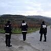Polizisten sichern die Zufahrtsstraßen zum Bestattungswald Kaiserstuhl (im Hintergrund). Dort in der Nähe wurde die getötete Joggerin ...