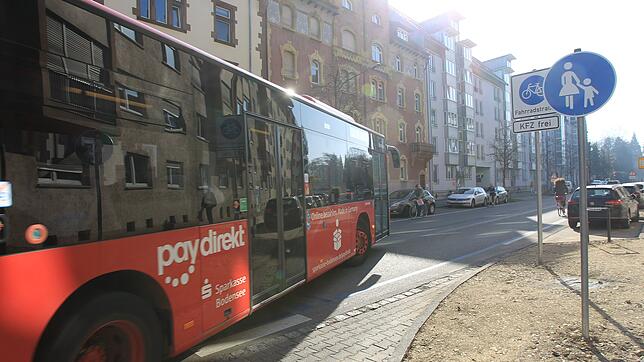 Die Einfahrt von der Markgrafenstraße in die Petershauser Straße und umgekehrt hat Busfahrer der Linie 6 vor gefährliche Situationen ...