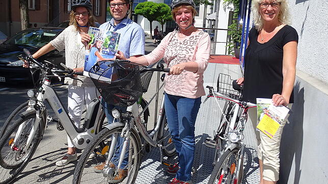 Freuen sich bereits auf die bald beginnende Kampagne Stadtradeln (von links): Frauke Winkler, Stefan Haufs, Lucie Fieber und Claudia ...