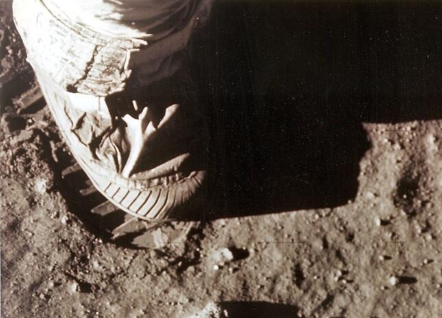 Neil Armstrong hinterlässt auf dem Mond einen Fußabdruck. Der Staub konserviert die Rippen der Sohlen.