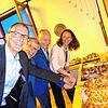 Vier Bürgermeister beim Anschneiden der 900-Jahre-Brezel in Daisendorf (von links): Volker Frede (Hagnau), Robert Scherer (Meersburg), ...