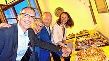 Vier Bürgermeister beim Anschneiden der 900-Jahre-Brezel in Daisendorf (von links): Volker Frede (Hagnau), Robert Scherer (Meersburg), ...
