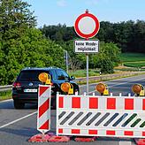 Fas täglich zu beobachten: Autofahrer setzen sich über die Durchfahrt-Sperre von Wollmatingen in Richtung Reichenau-Waldsiedlung hinweg. ...