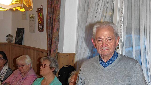 Der 87-jährige Max Hirt, Ehrenvorsitzender des Seniorenvereins, rührt die Werbetrommel für neue Mitglieder. Bild: Klaus Dorer