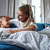 Muss das Fieber des Kindes runter, dann helfen Wirkstoffe wie Paracetamol und Ibuprofen. ASS hingegen ist für Kinder unter 12 Jahren tabu.