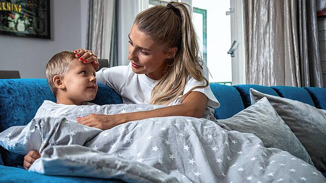 Muss das Fieber des Kindes runter, dann helfen Wirkstoffe wie Paracetamol und Ibuprofen. ASS hingegen ist für Kinder unter 12 Jahren tabu.