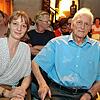 Der Zeitzeuge Robert Eck mit seiner Enkelin und Regisseurin Constanze Fleiner. Im Film „(Un)vergessen“ schildert der heute 96-Jährige ...