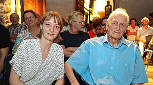Der Zeitzeuge Robert Eck mit seiner Enkelin und Regisseurin Constanze Fleiner. Im Film „(Un)vergessen“ schildert der heute 96-Jährige ...