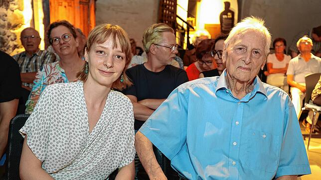 Der Zeitzeuge Robert Eck mit seiner Enkelin und Regisseurin Constanze Fleiner. Im Film „(Un)vergessen“ schildert der heute 96-Jährige ...