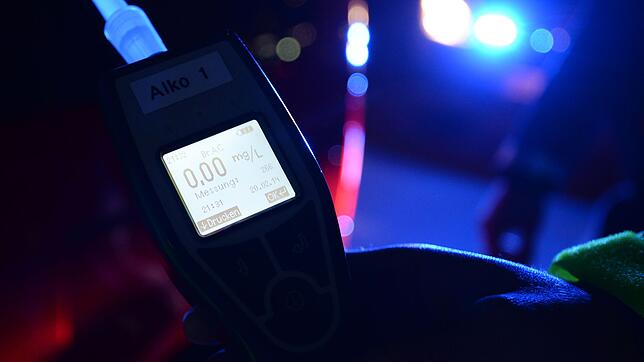 Ein Fahrradfahrer wurde von der Polizei kontrolliert. (Symbolbild)