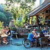 Bestens gelaunt sind Musiker und Gäste bei den Breg Brass Buebe auf dem Gremmelsbacher Hilserhof.