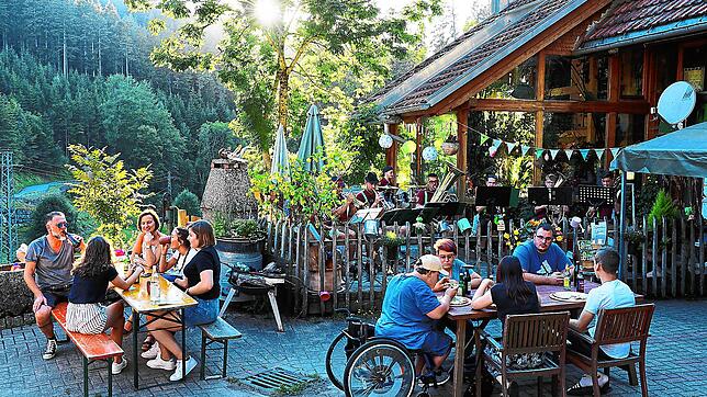 Bestens gelaunt sind Musiker und Gäste bei den Breg Brass Buebe auf dem Gremmelsbacher Hilserhof.