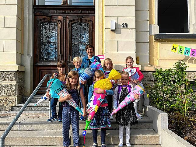 Für sieben Erstklässler der Grundschule Bodman beginnt nun der Ernst des Lebens. Sie haben sich mit Klassenlehrerin Claudia von Bank und ...