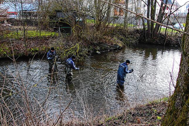 Polizisten sind am 3. Februar 2023 im Villinger Gewerbekanal auf der Suche nach Dirk Brünker.