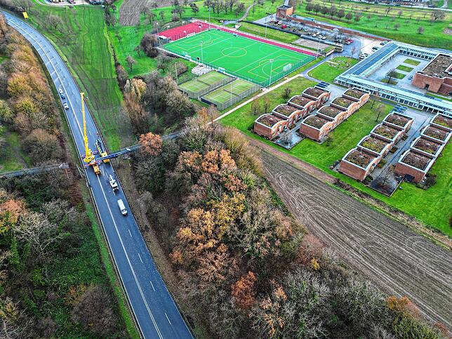 Beim Campus Härlen (Bild) führt die Brücke über die alte B31 in Richtung Schloss Spetzgart. Sie ist privat, zugleich aber öffentlich ...